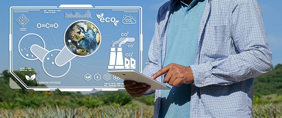 Agricultor trabajando con Software Agrícola en una Tablet mostrando el uso de AgTech para agronegocios