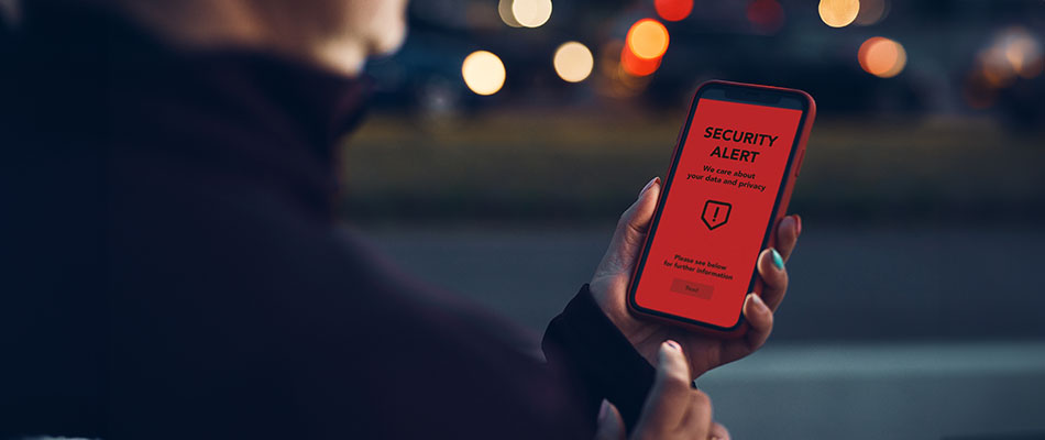 Alerta de Seguridad en Pantalla de Smartphone: protección ante delito cibernético, Robo de Contraseña, Hackeo y Cuentas Bancarias
