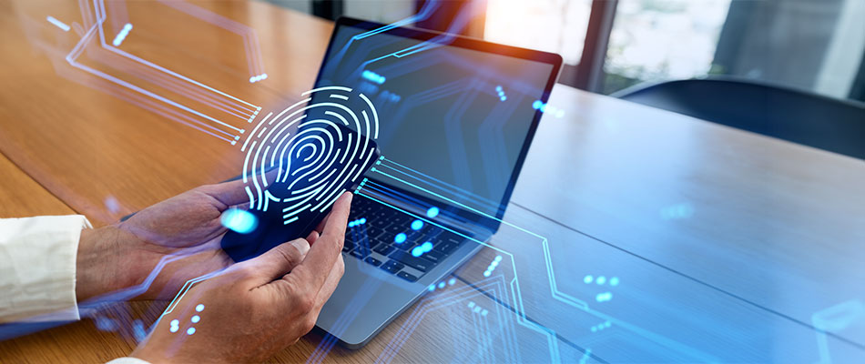 Manos de Hombre Usando Aplicación Móvil con Smartphone y Laptop en una Oficina: Interfaz de Huellas Digitales, Destacando la Importancia de Protección de Datos y Autenticación Biométrica