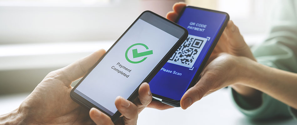 Persona Pagando con Celular a través de Pago con Código QR - Pago con Teléfono Móvil