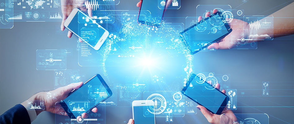 Manos Sosteniendo Celulares: Concepto de Red de Comunicación Móvil y Transformación Digital